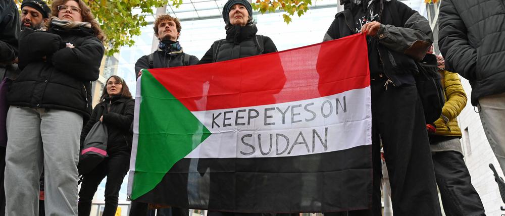 Demonstranten hatten sich vor dem Auswärtigen Amt versammelt, um auf die Situation im Sudan aufmerksam zu machen.