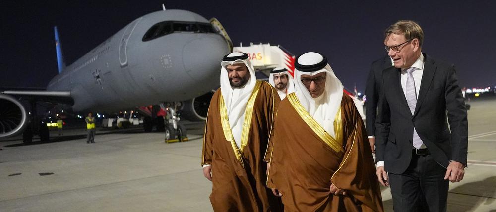 Bundesaußenminister Johann Wadephul (r) auf dem Internationalen Flughafen Bahrain.