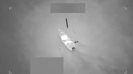 Dieser Screenshot aus einem Video, das US-Verteidigungsminister Pete Hegseth am 24. Oktober 2025 auf seinem X-Account gepostet hat, zeigt laut Hegseth US-Streitkräfte, die am 23. Oktober 2025 einen Angriff auf ein Schiff durchführen, das von Tren de Aragua für den Drogenhandel in der Karibik betrieben wird (Symbolbild).