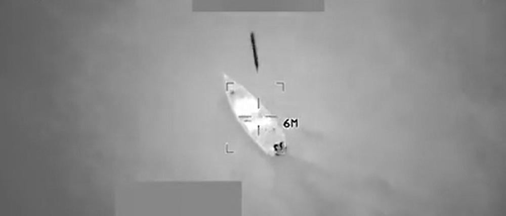 Dieser Screenshot aus einem Video, das US-Verteidigungsminister Pete Hegseth am 24. Oktober 2025 auf seinem X-Account gepostet hat, zeigt laut Hegseth US-Streitkräfte, die am 23. Oktober 2025 einen Angriff auf ein Schiff durchführen, das von Tren de Aragua für den Drogenhandel in der Karibik betrieben wird (Symbolbild).