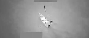 Dieser Screenshot aus einem Video, das US-Verteidigungsminister Pete Hegseth am 24. Oktober 2025 auf seinem X-Account gepostet hat, zeigt laut Hegseth US-Streitkräfte, die am 23. Oktober 2025 einen Angriff auf ein Schiff durchführen, das von Tren de Aragua für den Drogenhandel in der Karibik betrieben wird (Symbolbild).