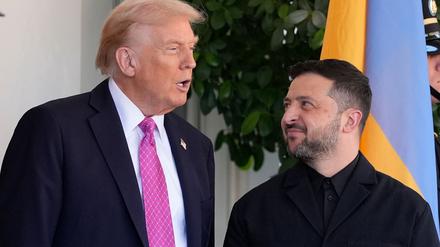 US-Präsident Donald Trump (l) begrüßt den ukrainischen Präsidenten Wolodymyr Selenskyj vor dem Weißen Haus.
