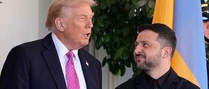 US-Präsident Donald Trump (l) begrüßt den ukrainischen Präsidenten Wolodymyr Selenskyj vor dem Weißen Haus.