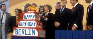 US-Präsident Ronald Reagan überreicht als Geburtstagsgeschenk an die Stadt Berlin eine Torte im Flughafen Tempelhof am 12. Juni 1987.