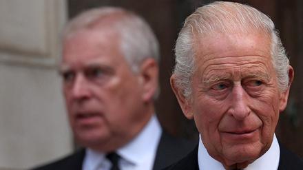Der britische Prinz Andrew, Herzog von York, und der britische König Charles III. verlassen die Westminster Cathedral in London am 16. September 2025 (Symbolbild).