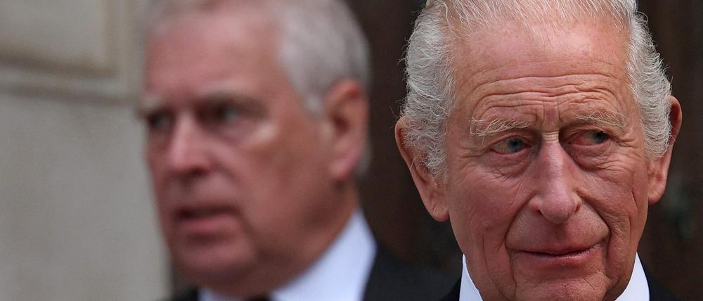 Der britische Prinz Andrew, Herzog von York, und der britische König Charles III. verlassen die Westminster Cathedral in London am 16. September 2025 (Symbolbild).