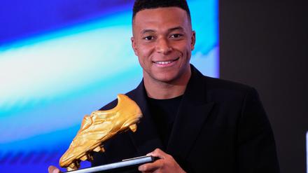 Hält stolz die nächste Trophäe in seinen Händen: Kylian Mbappé