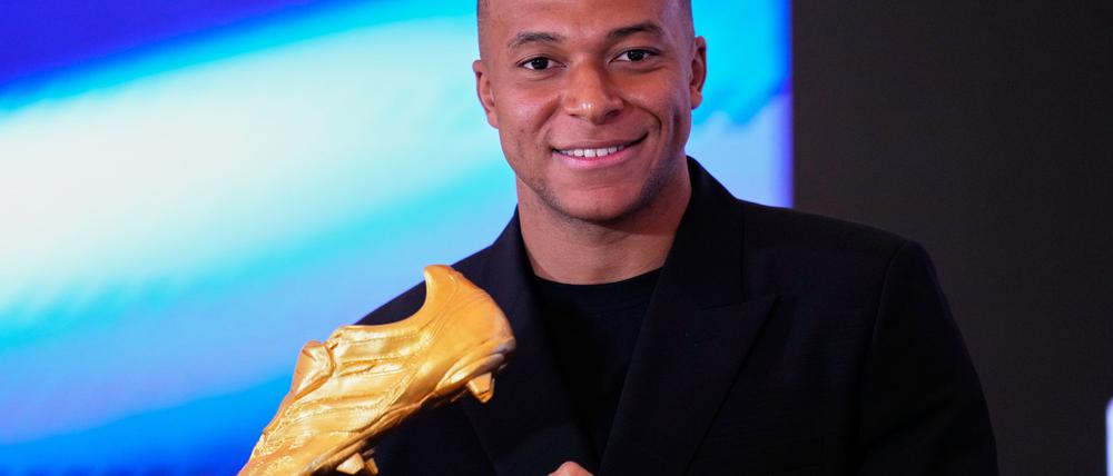 Hält stolz die nächste Trophäe in seinen Händen: Kylian Mbappé