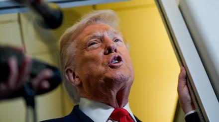 US-Präsident Donald Trump spricht mit Medienvertretern an Bord der Air Force One, als er am 31. Oktober 2025 von der Joint Base Andrews in Maryland, USA, nach Florida aufbricht.