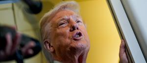 US-Präsident Donald Trump spricht mit Medienvertretern an Bord der Air Force One, als er am 31. Oktober 2025 von der Joint Base Andrews in Maryland, USA, nach Florida aufbricht.