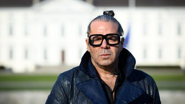 Luigi Toscano vor dem Schloss Bellevue, wo er 2025 seine Verdienstmedaille der Bundesrepublik zurückgegeben hat.