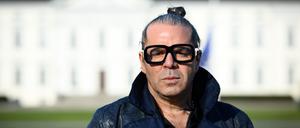 Luigi Toscano vor dem Schloss Bellevue, wo er 2025 seine Verdienstmedaille der Bundesrepublik zurückgegeben hat.