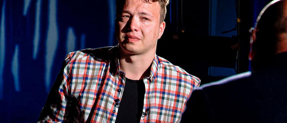 Der belarussische Blogger Roman Protassewitsch soll schon bei seiner Festnahme in einem in Minsk zur Landung gezwungenen Flugzeug für den Geheimdienst seiner Heimat gearbeitet haben. (Archivbild)