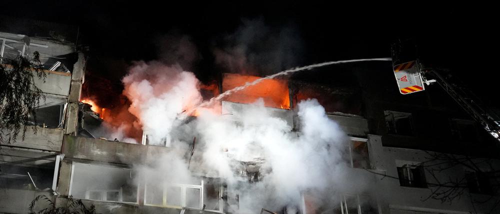 Ein Feuerwehrmann löscht ein Feuer in einem Wohnhaus in Sumy, das während eines russischen Drohnenangriffs getroffen wurde (Symbolbild).