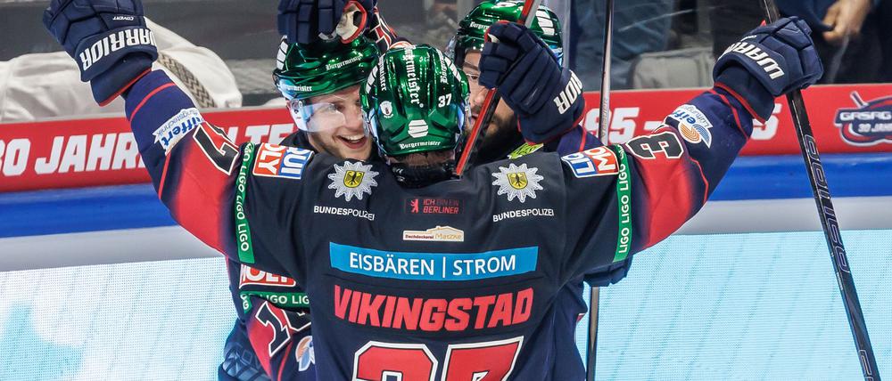 Angreifer Markus Vikingstad (m.) erzielte den Siegtreffer der Eisbären Berlin gegen Schwenningen.