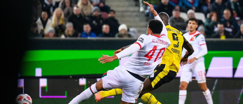 Serhou Guirassy (M) erzielt das 1:0 für Dortmund.