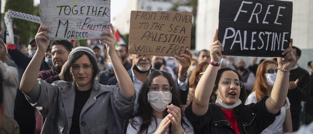 Demonstranten in Marokko schreien Slogans und halten Schilder bei einer Kundgebung zur Unterstützung Palästinas, Mai 2021.
