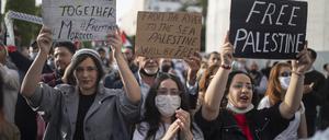 Demonstranten in Marokko schreien Slogans und halten Schilder bei einer Kundgebung zur Unterstützung Palästinas, Mai 2021.