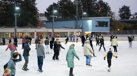 Im Neuköllner Eisstadion konnten schon am Freitag die ersten Bahnen gedreht werden. (Archivbild)