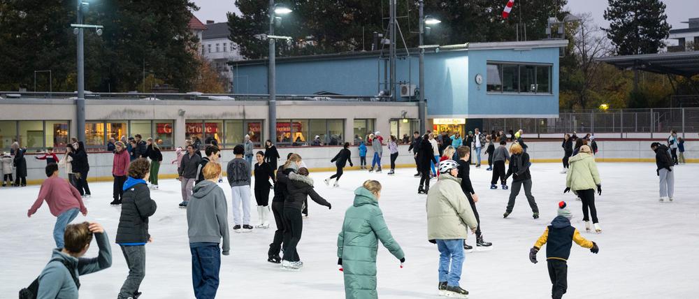 Im Neuköllner Eisstadion konnten schon am Freitag die ersten Bahnen gedreht werden. (Archivbild)