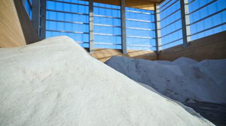 Die Salzhallen sind gefüllt - üblicherweise sind Landkreise und Autobahnmeistereien ab 1. November für den Winterdienst gerüstet. (Archivbild)
