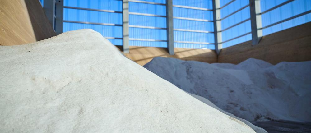 Die Salzhallen sind gefüllt - üblicherweise sind Landkreise und Autobahnmeistereien ab 1. November für den Winterdienst gerüstet. (Archivbild)