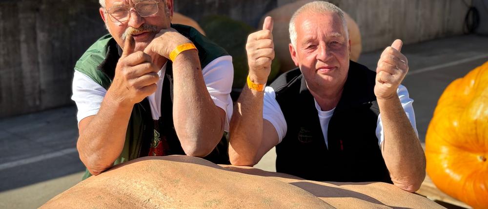 Michael Schade und Bernd Paul aus Beelitz sind die Sieger der diesjährigen Kürbis-Wiegemeisterschaft in Brandenburg und knackten mit ihrem orangefarbenen Riesen die 1.000-Kilo-Marke. (Archivfoto)
