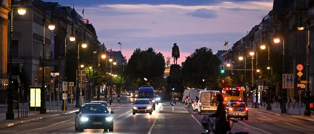 Bei der Straßenbeleuchtung sieht der Berliner Senat an vielen Stellen noch Handlungsbedarf. (Archivbild)