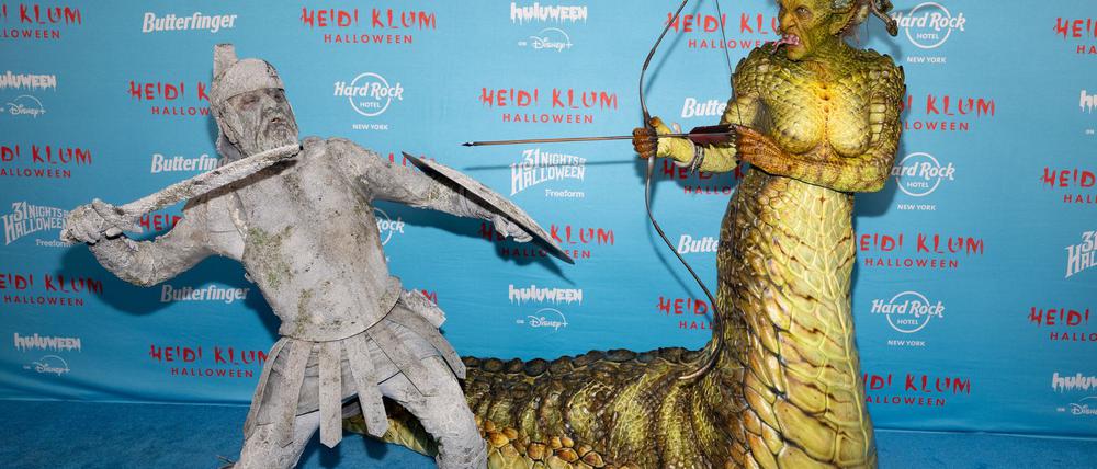 Klum erscheint als Medusa, ihr Mann als griechischer Soldat.