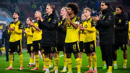 Hauptsache gewonnen: Dortmunds Spieler nach dem 1:0 in Augsburg vor ihren mitgereisten Fans. 