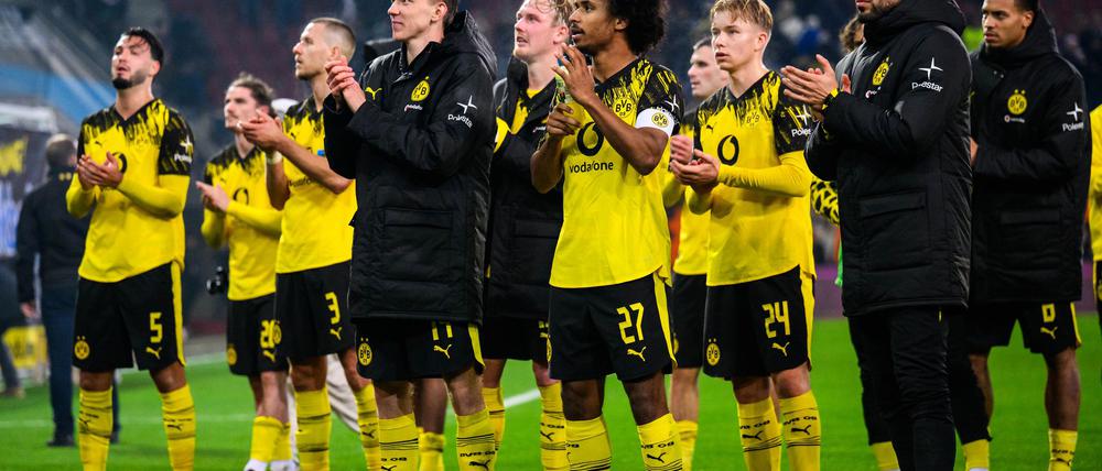Hauptsache gewonnen: Dortmunds Spieler nach dem 1:0 in Augsburg vor ihren mitgereisten Fans.