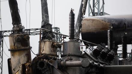 Ein durch russische Angriffe zerstörter Transformator steht in einem der Umspannwerke von „Ukrenerho“.