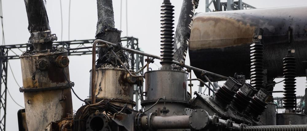 Ein durch russische Angriffe zerstörter Transformator steht in einem der Umspannwerke von „Ukrenerho“.