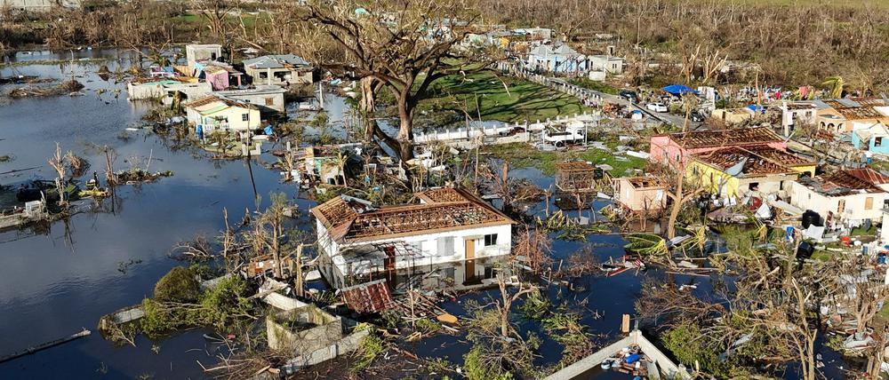 Eine Luftaufnahme von Black River nach dem Durchzug des Hurrikans Melissa.