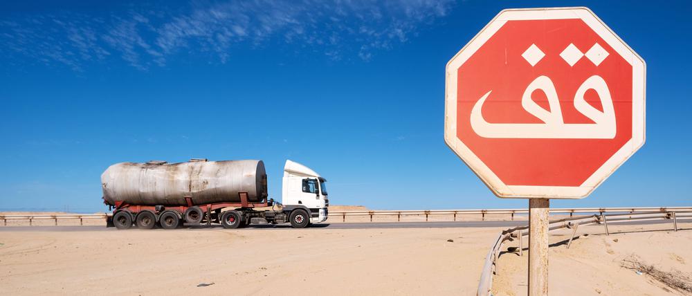 Ein Stoppschild ist an einer Kreuzung in der Westsahara zu sehen.