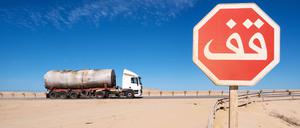 Ein Stoppschild ist an einer Kreuzung in der Westsahara zu sehen.