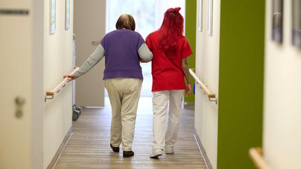 Der durchschnittliche Lohn in der Pflege ist zuletzt in Brandenburg gestiegen. (Symbolbild)