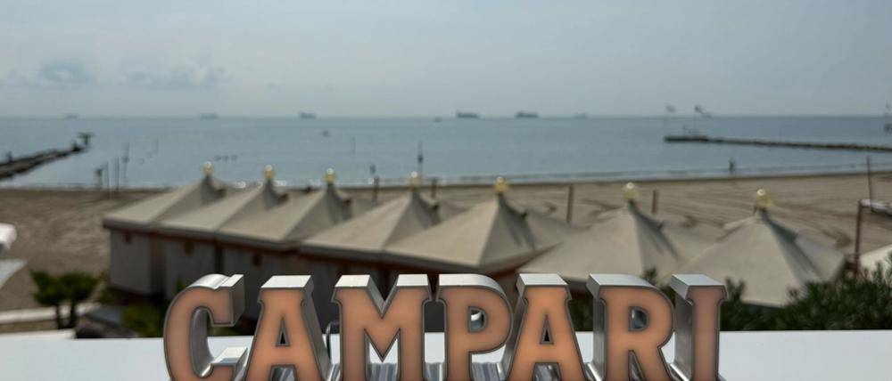 In Italien hat die Finanzpolizei Aktien des weltweit tätigen Likörherstellers Campari im Wert von 1,2 Milliarden Euro beschlagnahmt.