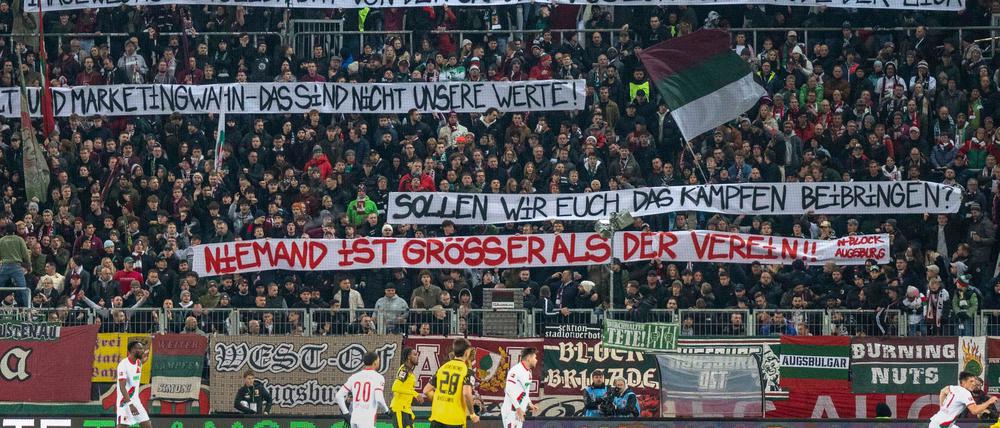 Die Augsburger Fans üben auf Spruchbändern Kritik am Weg der Vereinsführung mit Sandro Wagner.