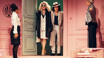 Auftritt der Diva. In der Mitte mit Sonnenbrille: Antje Rietz, neben ihr Alessa Kordeck. Ganz links steht Mariyama Ebel, ganz rechts Marion Kracht. 