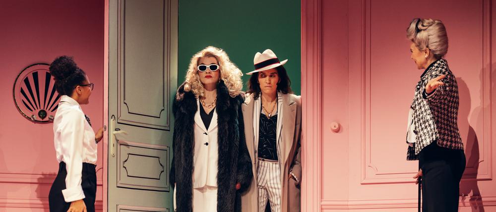 Auftritt der Diva. In der Mitte mit Sonnenbrille: Antje Rietz, neben ihr Alessa Kordeck. Ganz links steht Mariyama Ebel, ganz rechts Marion Kracht.