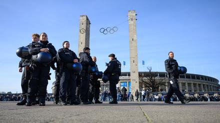 dpatopbilder - 01.11.2025, Berlin: Fußball: 2. Bundesliga, Hertha BSC - SG Dynamo Dresden, 11. Spieltag, Olympiastadion. Polizisten stehen vor dem Stadion. Foto: Robert Michael/dpa +++ dpa-Bildfunk +++