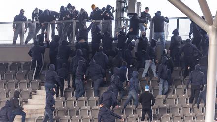 Dynamos liefern sich mit Fans von Hertha BSC eine Schlägerei in den oberen Rängen des Olympiastadions.