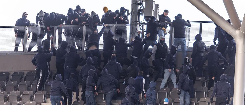 Dynamos liefern sich mit Fans von Hertha BSC eine Schlägerei in den oberen Rängen des Olympiastadions.