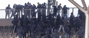Dynamos liefern sich mit Fans von Hertha BSC eine Schlägerei in den oberen Rängen des Olympiastadions.