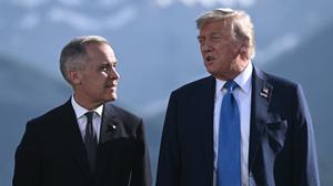 Donald Trump spricht mit Kanadas Premier Mark Carney (links).