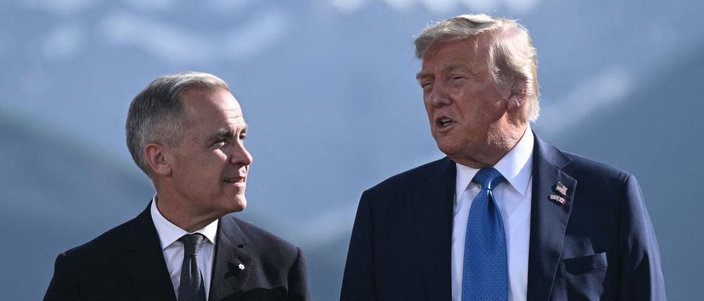 Donald Trump spricht mit Kanadas Premier Mark Carney (links).