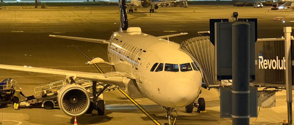 Am späten Abend kommt die Maschine endlich in Berlin an.