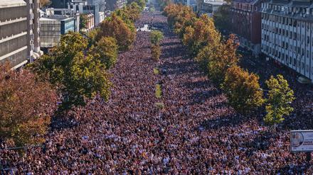 Zehntausende gedachten der 16 Opfer des Einsturzes des Bahnhofsvordachs in Novi Sad vor genau einem Jahr. 