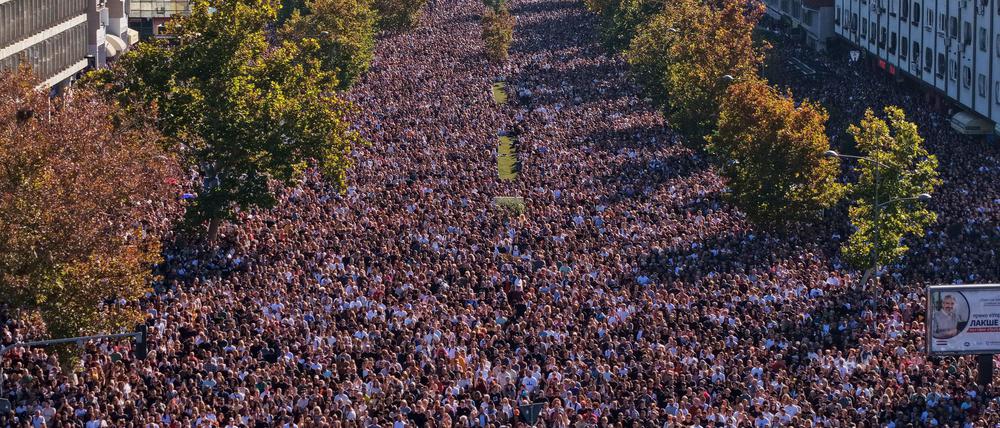 Zehntausende gedachten der 16 Opfer des Einsturzes des Bahnhofsvordachs in Novi Sad vor genau einem Jahr.